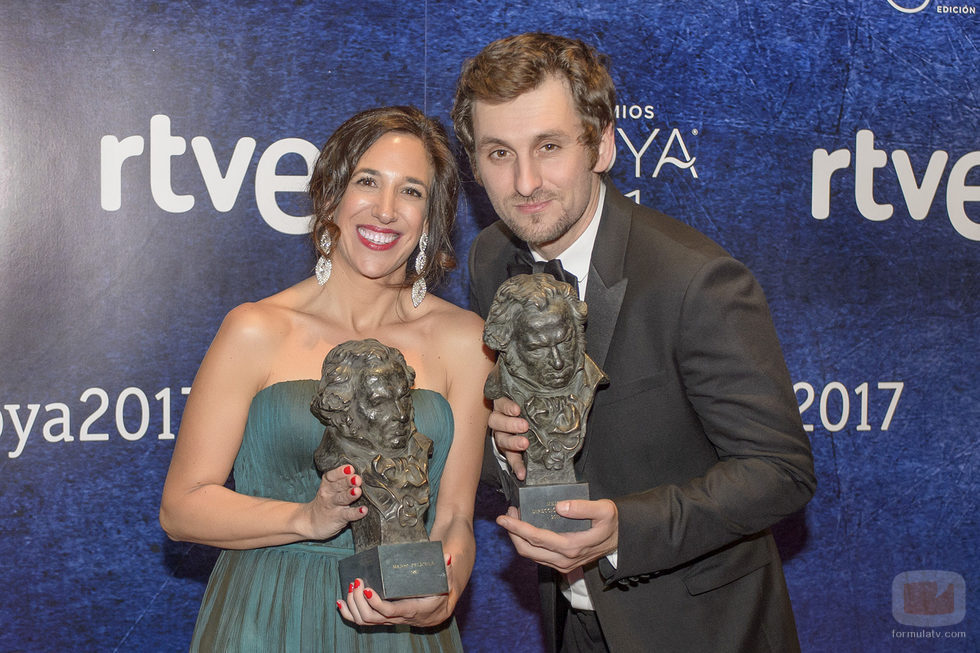 Raúl Arévalo y Beatriz Bodegas, director y productora de "Tarde para la ira" en los Goya 2017
