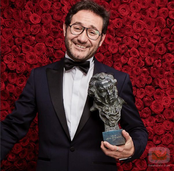 Carlos Santos posa con el Goya 2017 a actor revelación