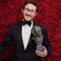 Carlos Santos posa con el Goya 2017 a actor revelación