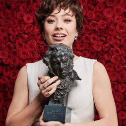 Anna Castillo posa emocionada con el Goya 2017 a actriz revelación