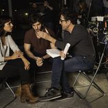 El productor Daniel Écija y los actores Quim Gutiérrez e Inma Cuesta en el rodaje de 'El accidente'