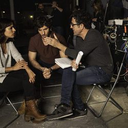 El productor Daniel Écija y los actores Quim Gutiérrez e Inma Cuesta en el rodaje de 'El accidente'