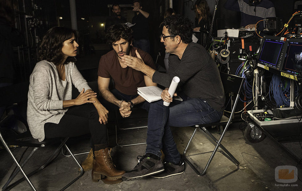 El productor Daniel Écija y los actores Quim Gutiérrez e Inma Cuesta en el rodaje de 'El accidente'