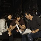 Inma Cuesta y Quim Gutiérrez junto a Daniel Écija durante el rodaje de 'El accidente'