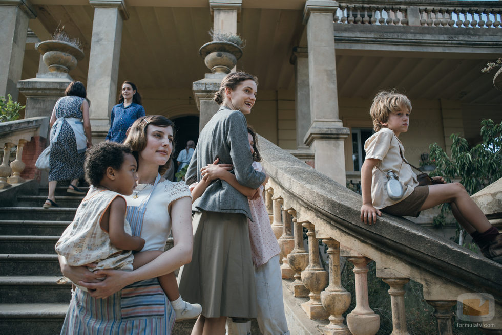 Natalia de Molina y Noémie Schmidt en 'La luz de Elna'