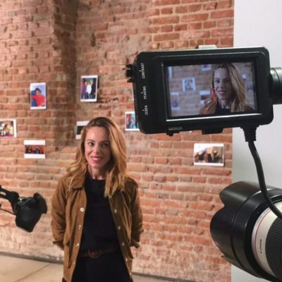 Silvia Marty posa muy sonriente en la grabación de 'Un paso adelante. El reencuentro'