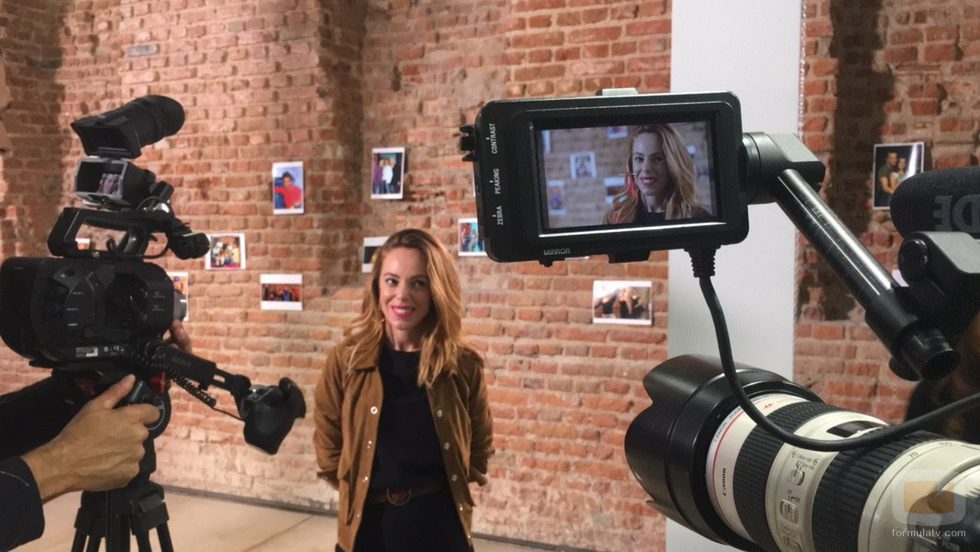 Silvia Marty posa muy sonriente en la grabación de 'Un paso adelante. El reencuentro'