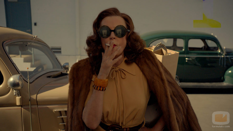 Susan Sarandon, fumando como Bette Davis en 'Feud'