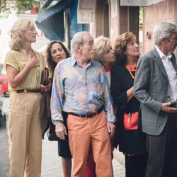 Los vecinos de San Genaro se asoman a la puerta del Bistró en el cuarto capítulo de la 18ª temporada de 'Cuéntame cómo pasó'