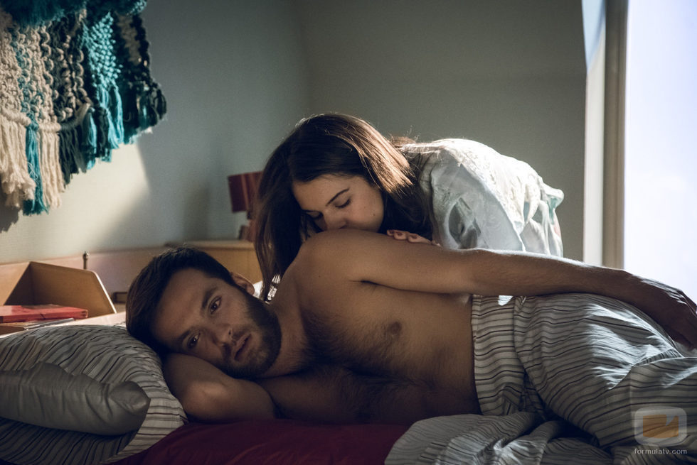 Carlos, pensativo sobre la cama, mientras le besa Julia en el cuarto capítulo de 'Cuéntame cómo pasó'