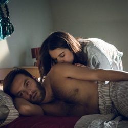 Carlos, pensativo sobre la cama, mientras le besa Julia en el cuarto capítulo de 'Cuéntame cómo pasó'