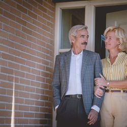 Mercedes y Antonio, orgullosos a las puertas de su nuevo chalet en los Altos de San Genaro, en 'Cuéntame cómo pasó'