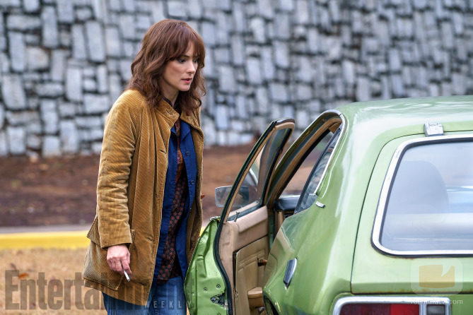 Joyce Byers, interpretada por Winona Ryder, en la segunda temporada de 'Stranger Things'