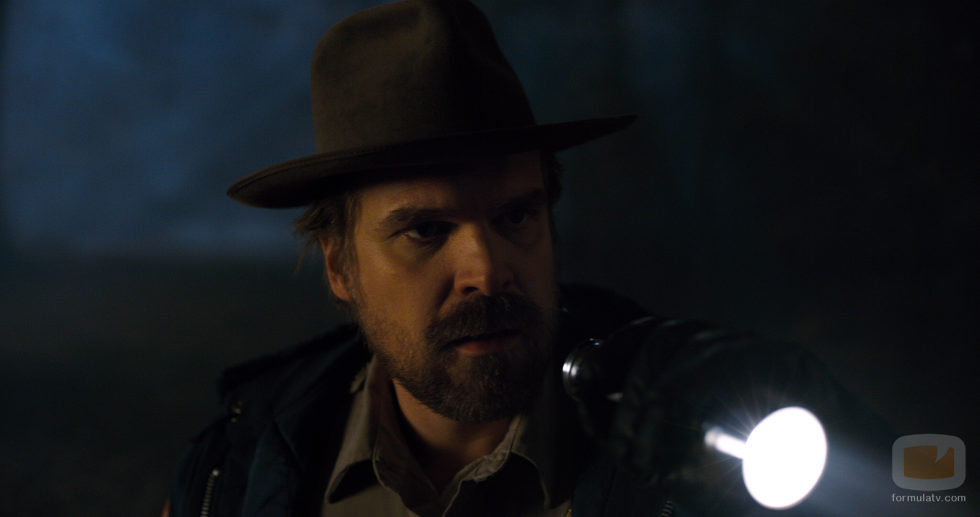El sheriff Jim Hopper, interpretado por David Harbour, en la segunda temporada de 'Stranger Things'