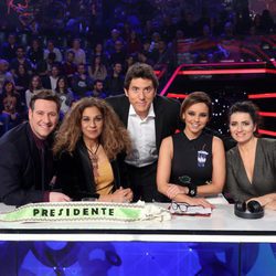 Manel Fuentes posa junto al jurado de la gala 15 de 'Tu cara me suena'