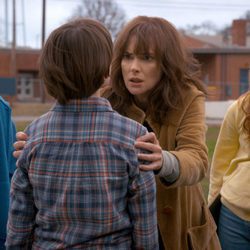 Winona Ryder, como Joyce, visiblemente nerviosa zarandea a su hijo Will, en la segunda temporada de 'Stranger Things'