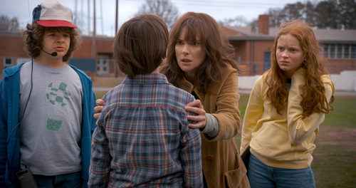 Winona Ryder, como Joyce, visiblemente nerviosa zarandea a su hijo Will, en la segunda temporada de 'Stranger Things'