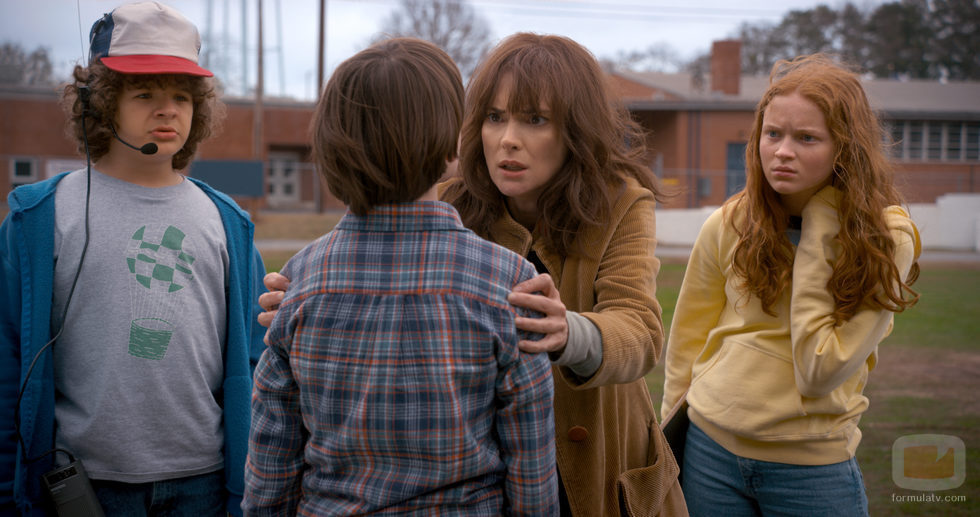 Winona Ryder, como Joyce, visiblemente nerviosa zarandea a su hijo Will, en la segunda temporada de 'Stranger Things'