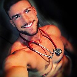 Fran Suárez es el enfermero más sexy de España