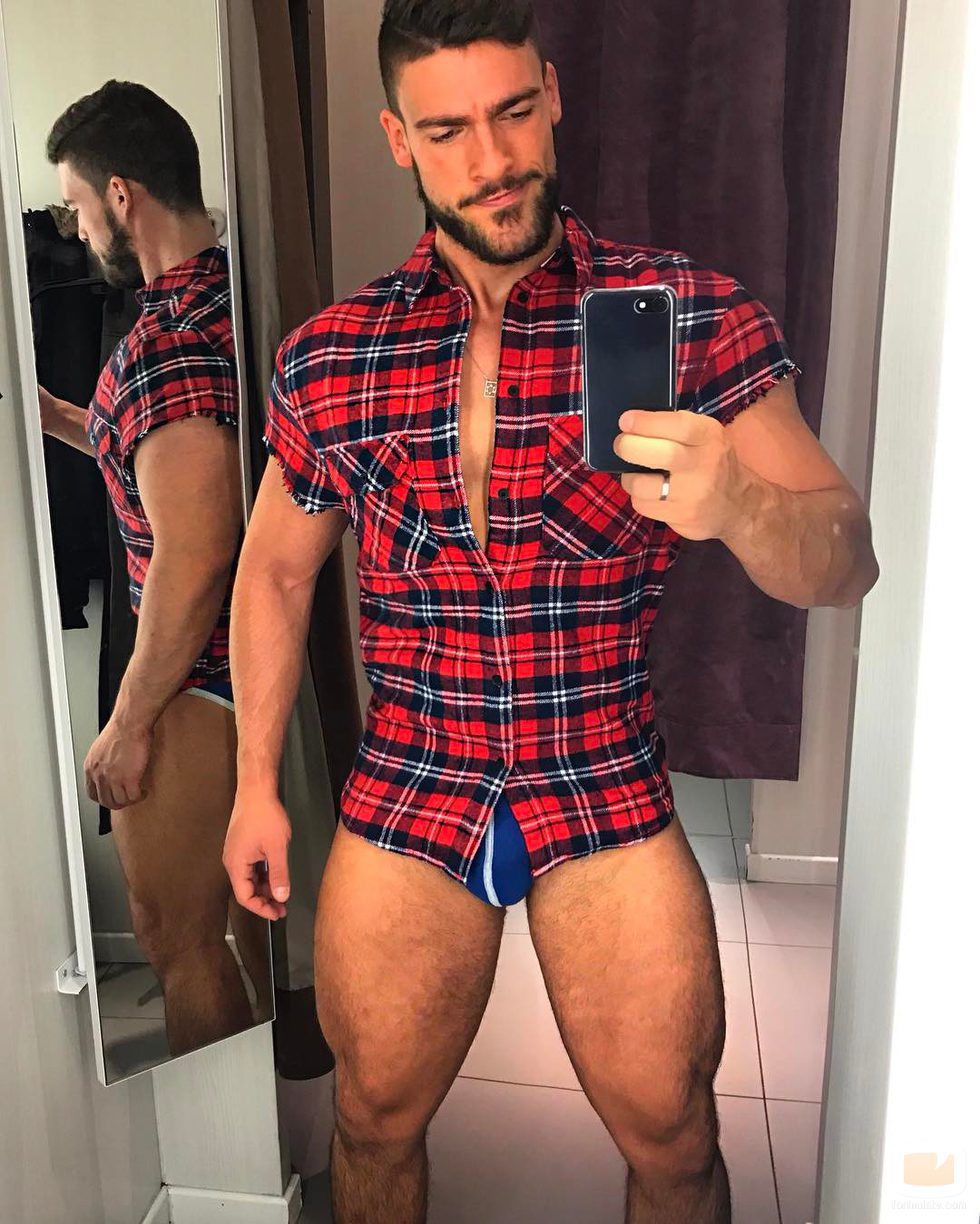 Fran Suárez, el enfermero más sexy de España, frente al espejo y en calzoncillos