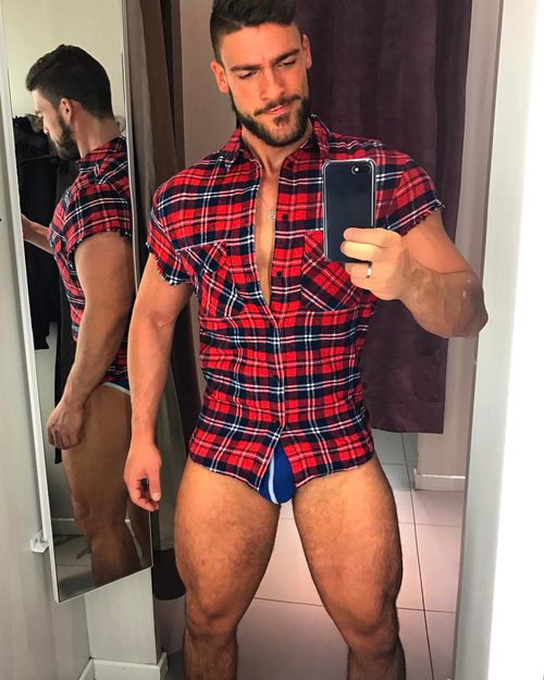 Fran Suárez, el enfermero más sexy de España, frente al espejo y en calzoncillos