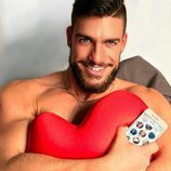 Fran Suárez, el enfermero más sexy del España, agarra un corazón de peluche