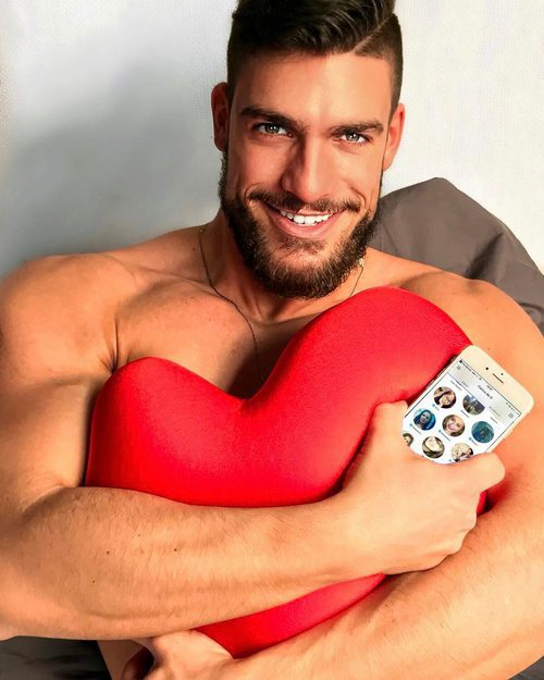 Fran Suárez, el enfermero más sexy del España, agarra un corazón de peluche
