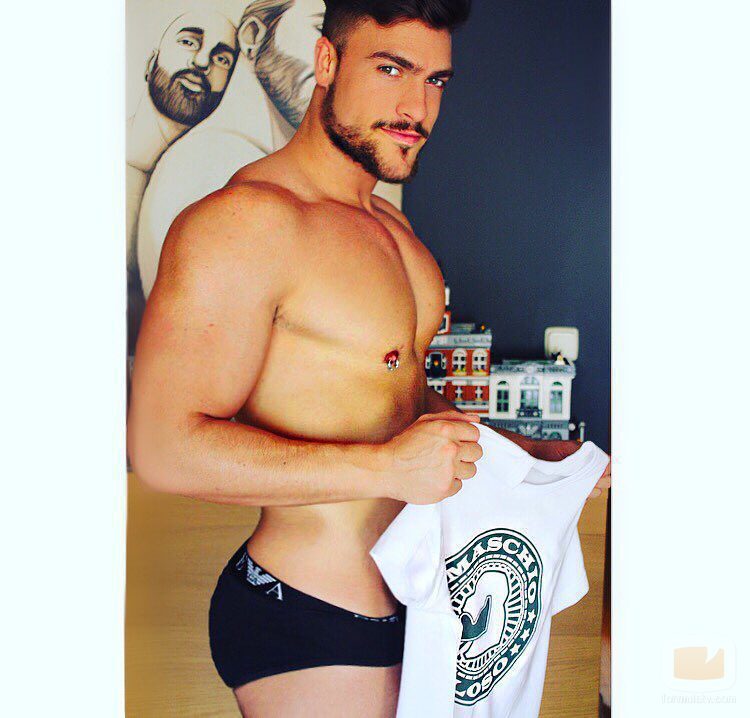 Fran Suárez, el enfermero más sexy de España, enseña su piercing en el pezón