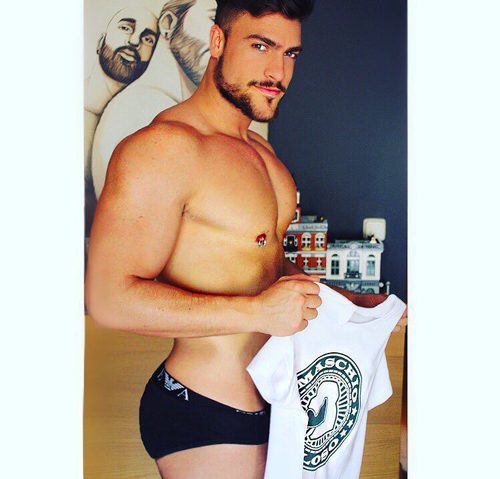 Fran Suárez, el enfermero más sexy de España, enseña su piercing en el pezón