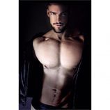 Fran Suárez, el enfermero más sexy de España, entre sombras luciendo ojos y piercing