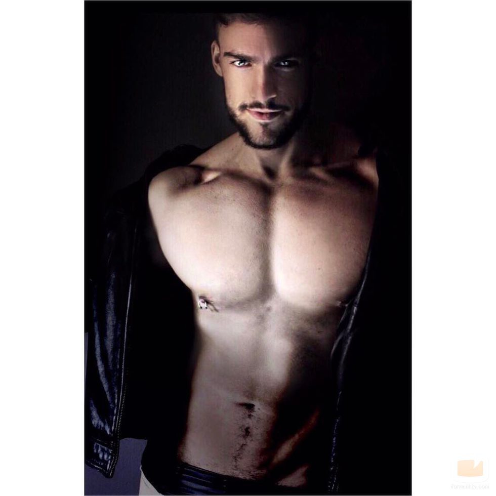 Fran Suárez, el enfermero más sexy de España, entre sombras luciendo ojos y piercing