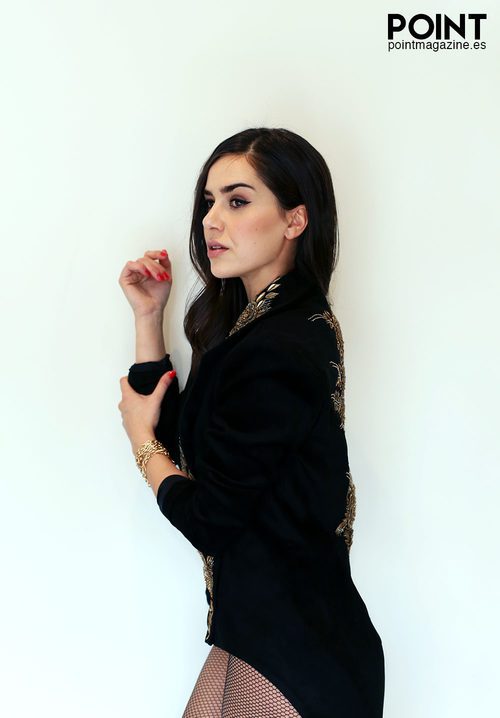 Roko, posa de lado para la Point Magazine