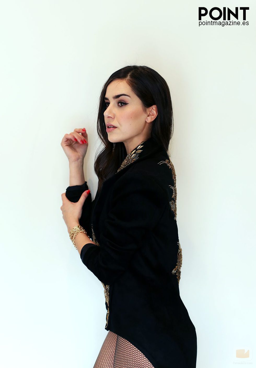 Roko, posa de lado para la Point Magazine