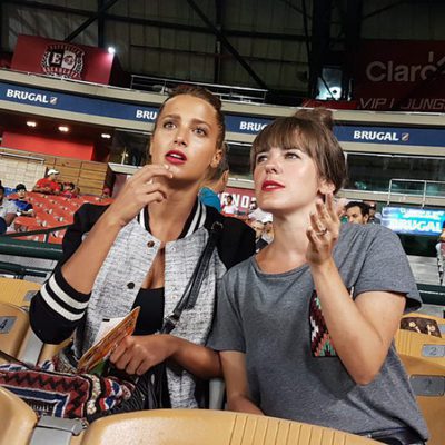 Corina y Rojo Cangrejo en un partido de béisbol durante 'Viajeras con B'