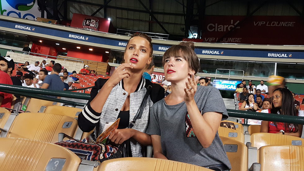 Corina y Rojo Cangrejo en un partido de béisbol durante 'Viajeras con B'