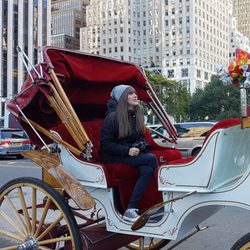 Rojo Cangrejo pasea en un coche de caballos por Nueva York en 'Viajeras con B'