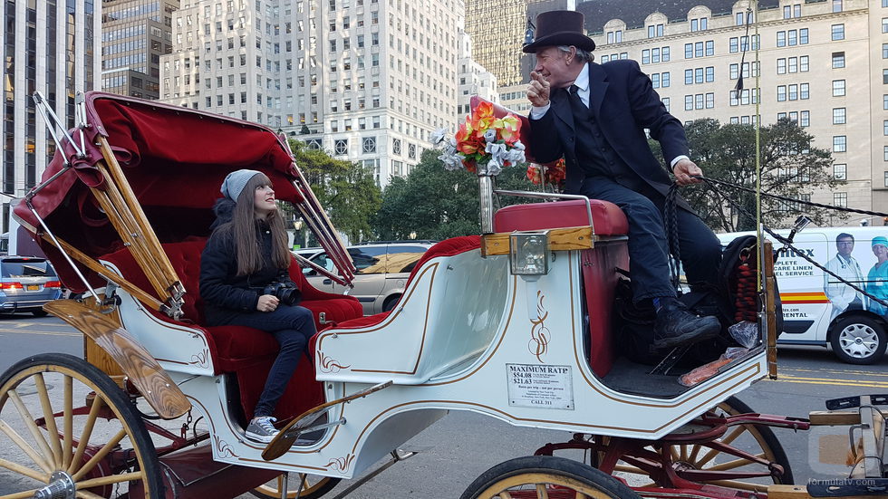 Rojo Cangrejo pasea en un coche de caballos por Nueva York en 'Viajeras con B'