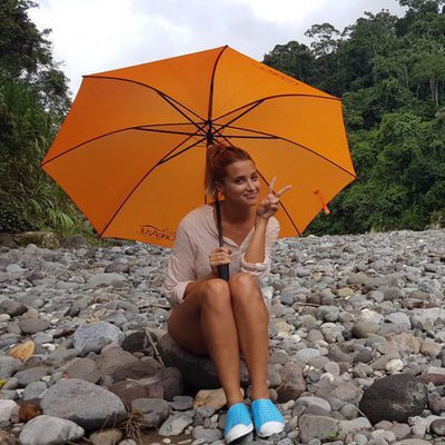 Corina Randazzo posa en su visita a Costa Rica en 'Viajeras con B'