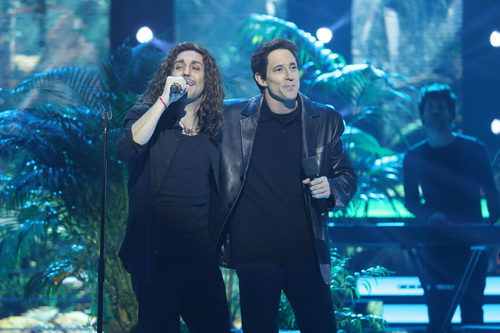 Canco Rodríguez y Adrián Lastra cantan "Cuando los ángeles lloran" en la decimosexta gala de 'Tu cara me suena'