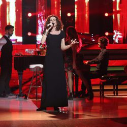 Esther Arroyo canta "El hombre del piano" en la decimosexta gala de 'Tu cara me suena'