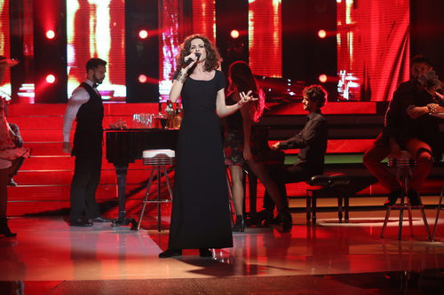 Esther Arroyo canta "El hombre del piano" en la decimosexta gala de 'Tu cara me suena'