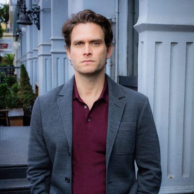 Steven Pasquale interpreta al cirujano Billy Brennan en 'Duda razonable'