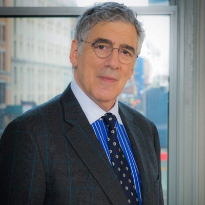 Elliott Gould es Isaiah Roth, el dueño del prestigioso bufete de 'Duda razonable'