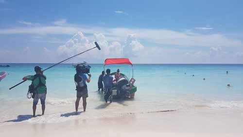 Rojo Cangrejo durante la grabación de 'Viajeras con B'