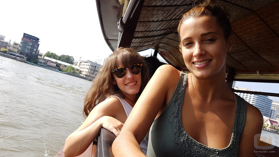 Corina y Rojo Cangrejo pasean por un río tailandés en barco para 'Viajeras con B'