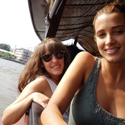 Corina y Rojo Cangrejo pasean por un río tailandés en barco para 'Viajeras con B'