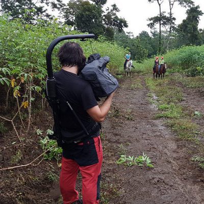 Rojo Cangrejo y Corina pasean a caballo en 'Viajeras con B'
