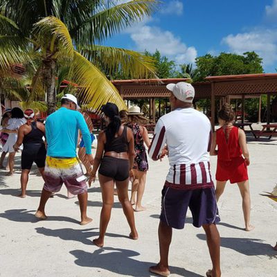 Rojo Cangrejo y Corina bailan en 'Viajeras con B'