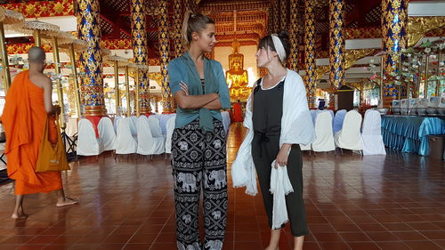 Corina y Rojo Cangrejo en un templo tailandés para 'Viajeras con B'