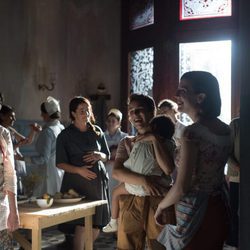 Nora Navas, Nausicaa Bonnin y Natalia de Molina en 'La luz de Elna'